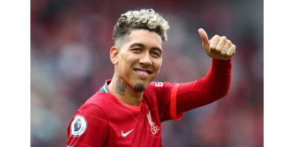 Roberto Firmino zieht das Trikot mit der Nummer 9 aus, um sich von Liverpool zu verabschieden